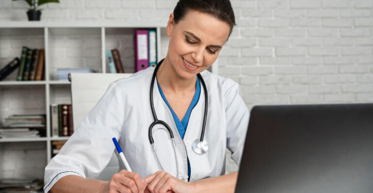 Médica organizando documentos no consultório, ilustrando contabilidade para médicos como organizar e pagar impostos com segurança.