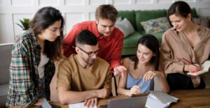 Reunião familiar e planejamento financeiro sobre holding patrimonial quando vale para organizar bens e planejar a sucessão.