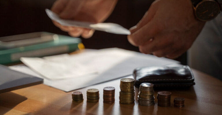 Pessoa analisando dinheiro e despesas, ilustrando a reforma tributária o que muda na prática para empresas.