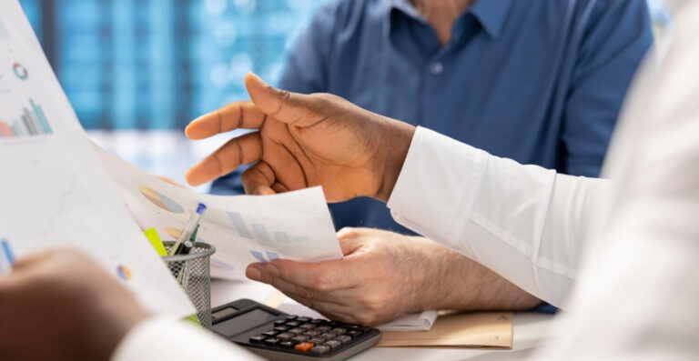 Análise de relatórios e cálculo de impostos, ilustrando simples nacional quando vale para empresas e cuidados para evitar exclusão.