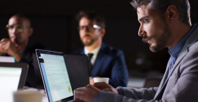 Profissional analisando informações fiscais no notebook, ilustrando tributos na pessoa física e organização para evitar erros.